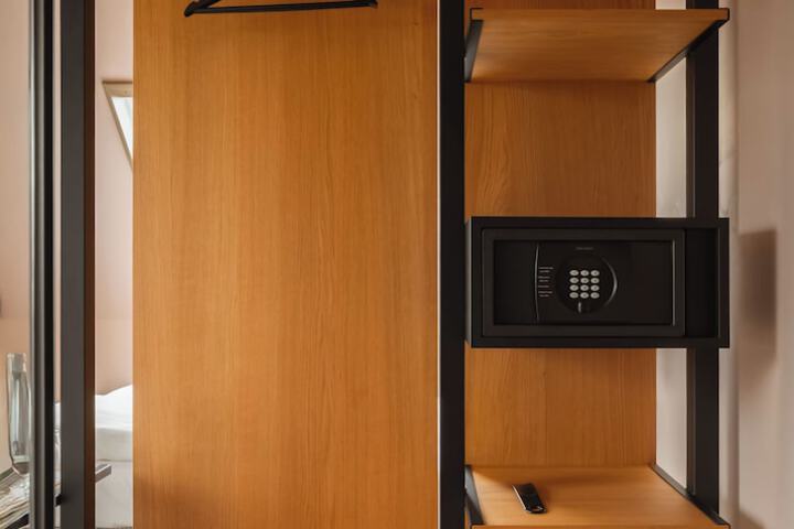 Room 4 of 112