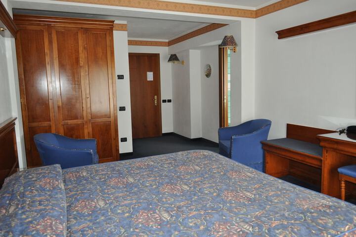 Room 6 of 51