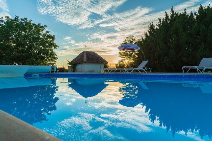 Pool 17 of 44