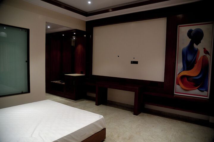 Room 4 of 8