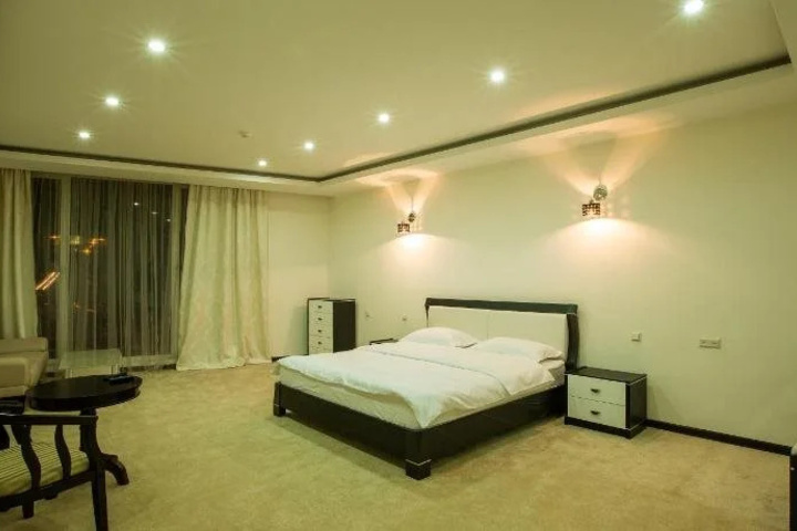 Room 4 of 20