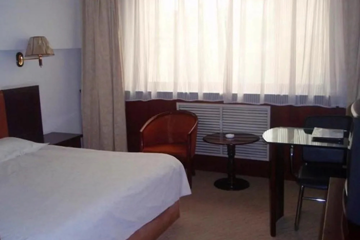 Room 4 of 9