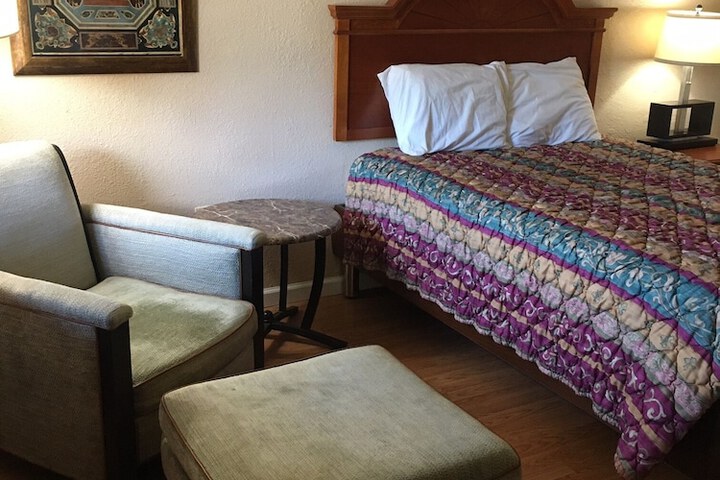 Deluxe Single Queen Bed (27 of 50)