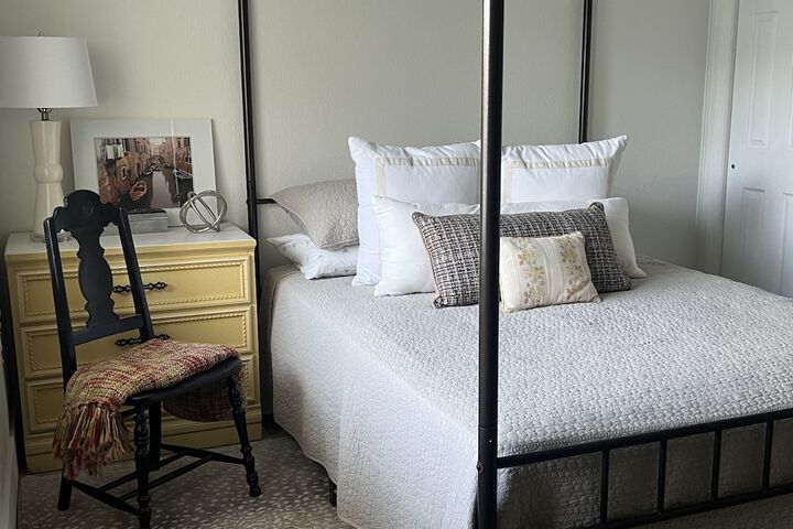 Room 4 of 102
