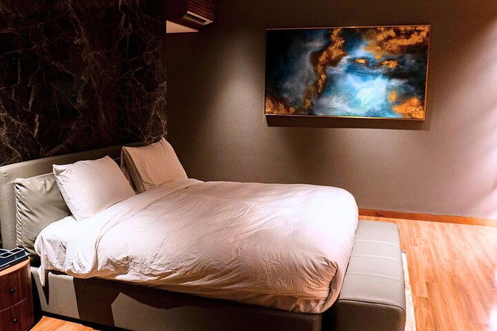 Room 12 of 168