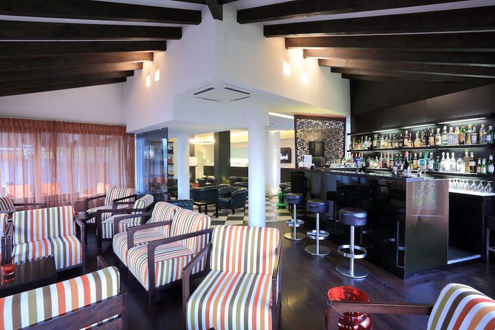 Lounge 26 of 31