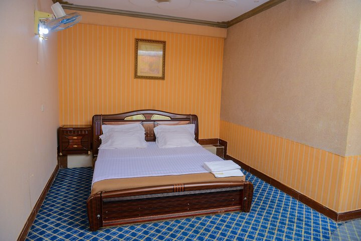 Room 10 of 34