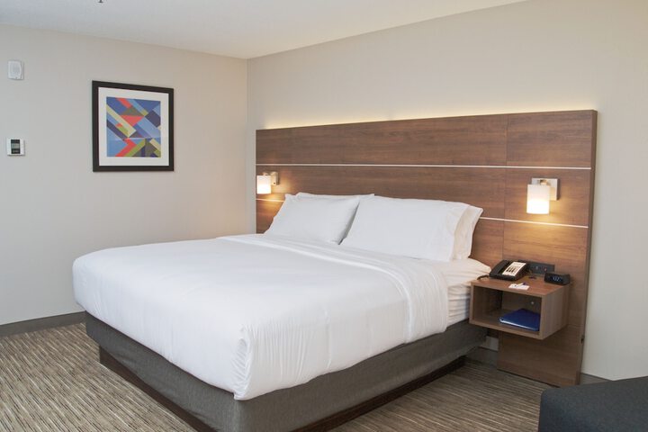 1 King Bed (3 of 11)