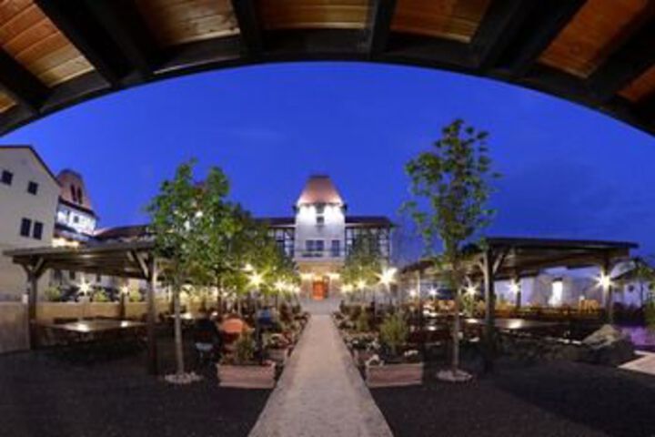 Hotel Exterior 10 of 67