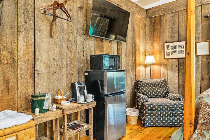 Snug Hug Queen Suite with Fireplace (36 of 131)
