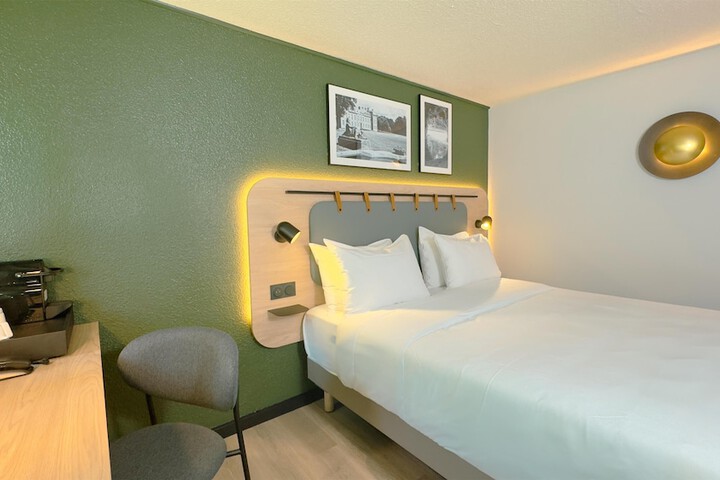 Room 16 of 46