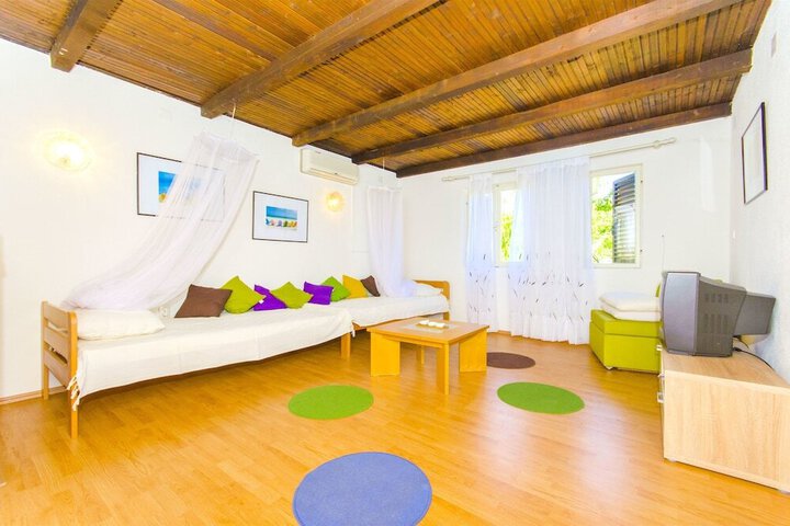 Room 5 of 12