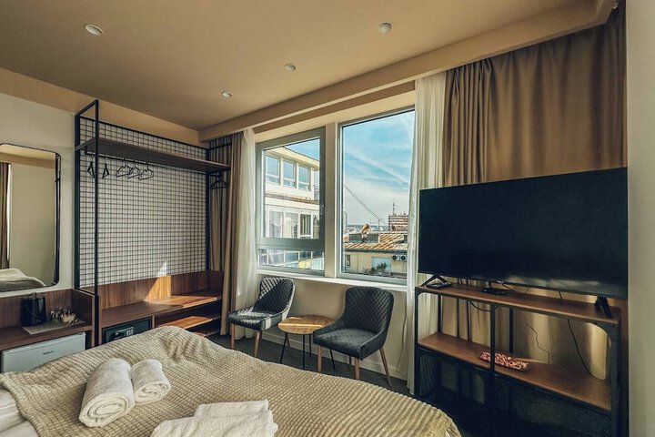 Room 6 of 25
