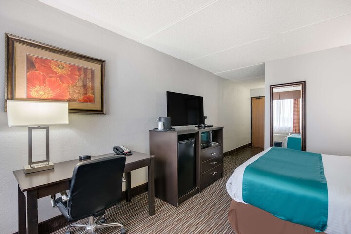 1 Queen Bed Mobility Accessible Communication Assistance Bathtub Full Breakfast (9 of 17)