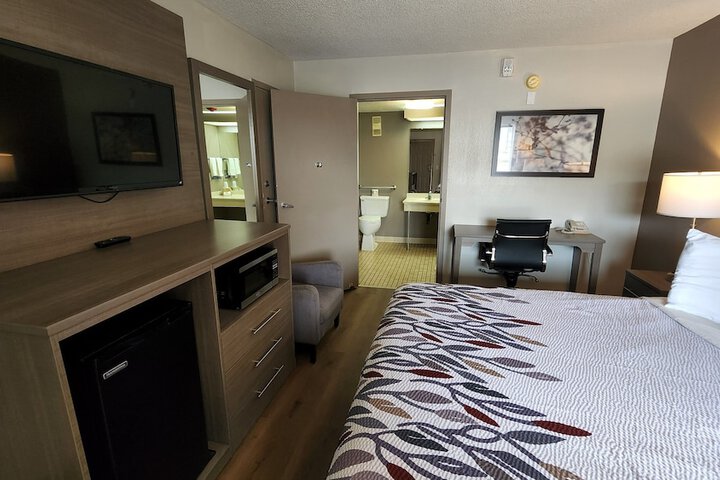 ADA Accessible Superior King with Roll in Shower (12 of 18)
