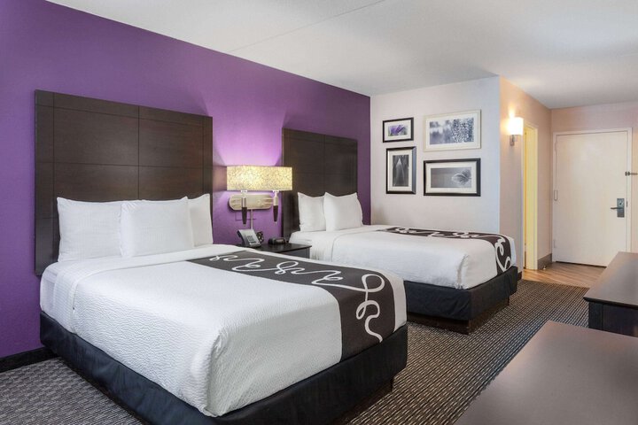 2 Double Beds (3 of 4)