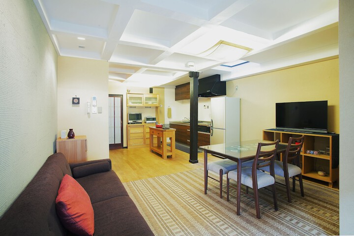 Room 6 of 18