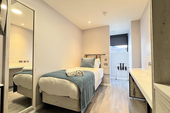 Room 4 of 33