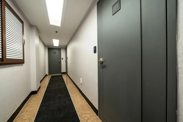 Room 10 of 14