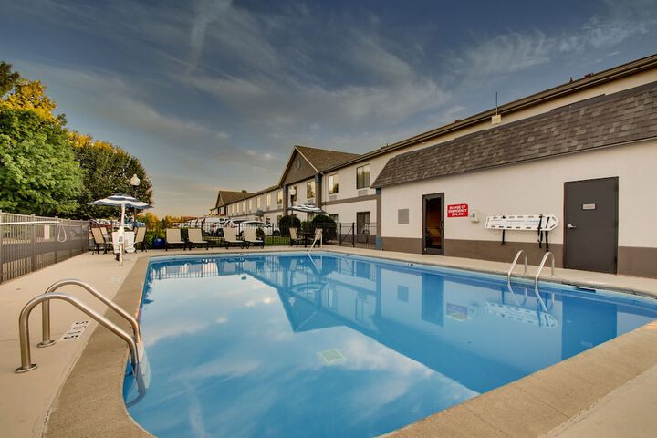 Exercise/lap pool