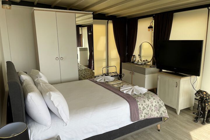 Room 32 of 76