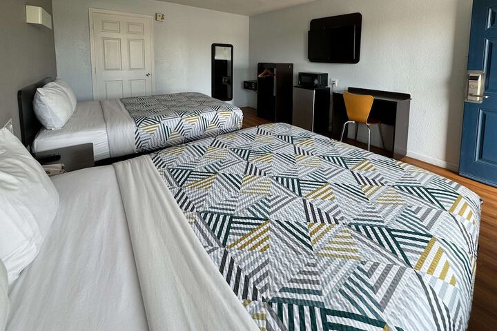 1 Queen Bed Micfridge (12 of 37)