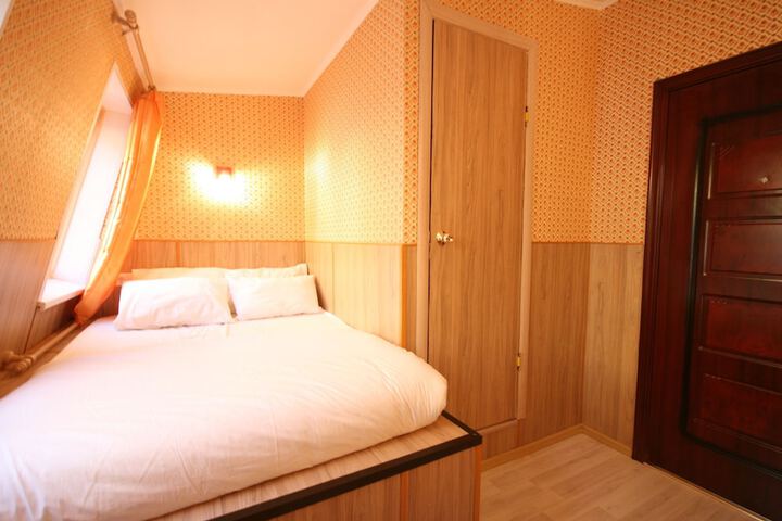 Room 9 of 84