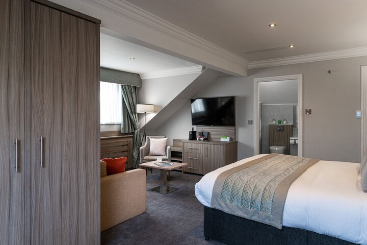 Room 4 of 100