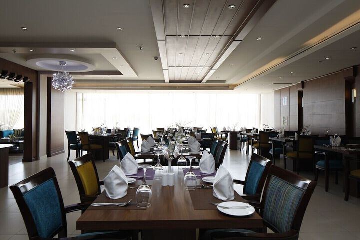 Dining 40 of 64