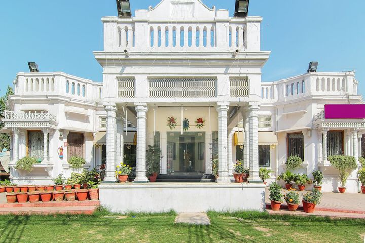 OYO 13097 Lukergunj Holidays in Prayagraj