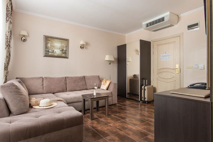 Room 10 of 80