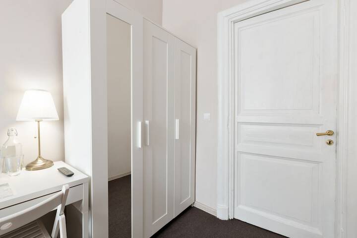 Room 27 of 63