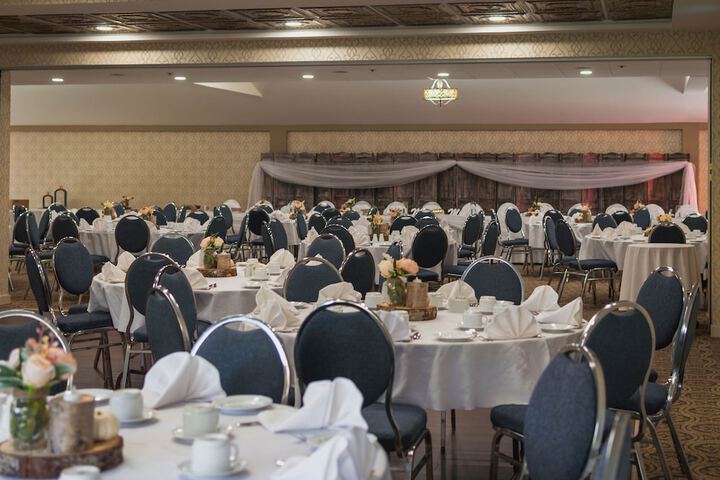 Ballroom/Hall 39 of 51