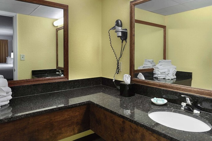 2 Queen Beds Ocean Front Balcony Kitchenette (3 of 24)