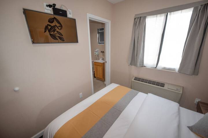 Basic Queen Bed (3 of 17)