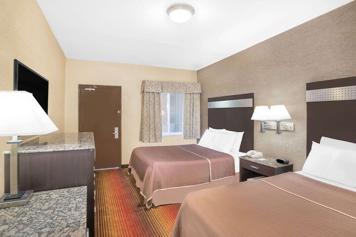 1 Queen Bed (15 of 18)