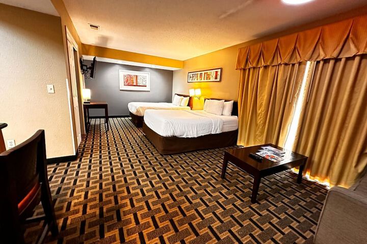 1 Queen Bed Studio Accessible Suite (34 of 44)