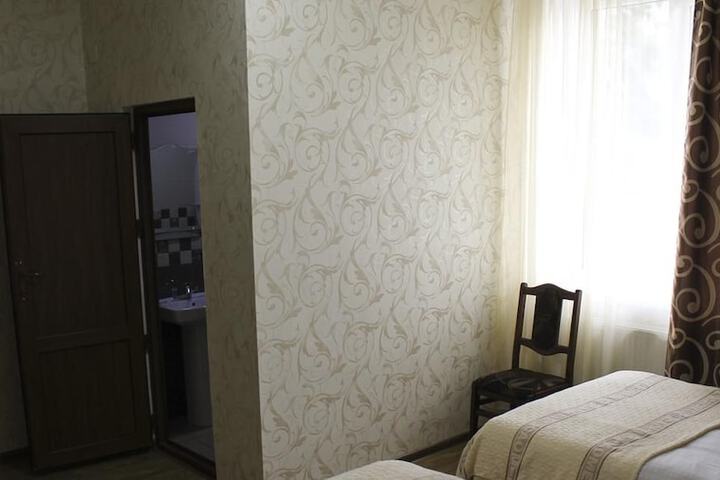 Room 4 of 6