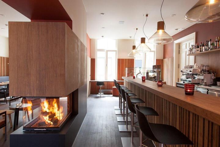 Lounge 6 of 8
