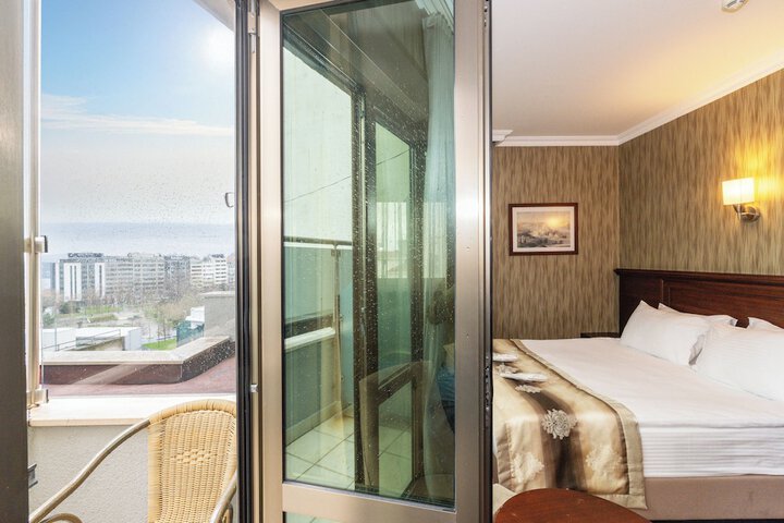 Room 27 of 40