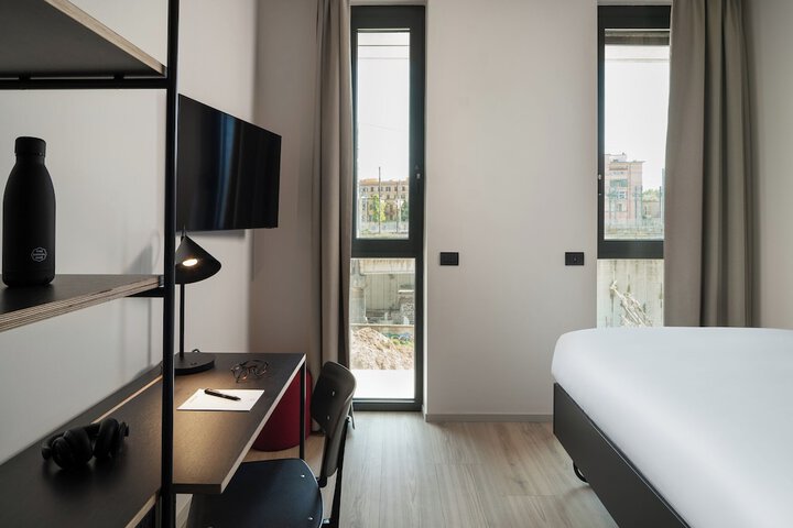 Room 4 of 77