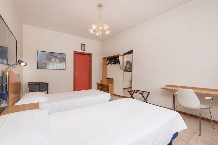 Room 10 of 114