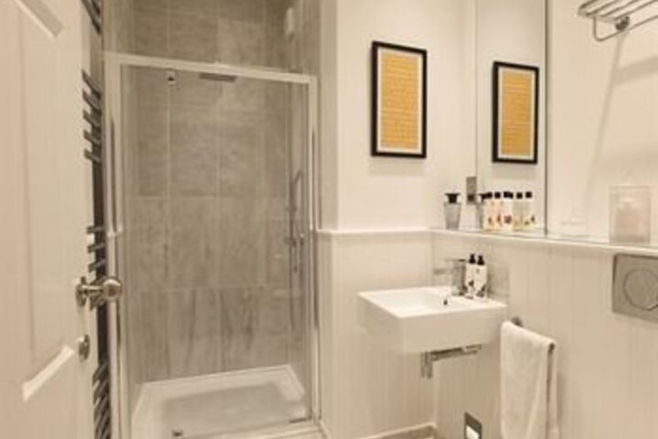 Room 4 of 25