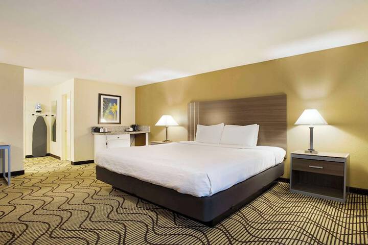 1 King Bed Microwave and Refrigerator Flat Screen Television High Speed Internet Accessible (4 of 20)