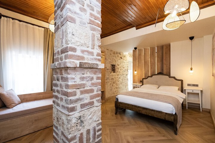 Room 10 of 80