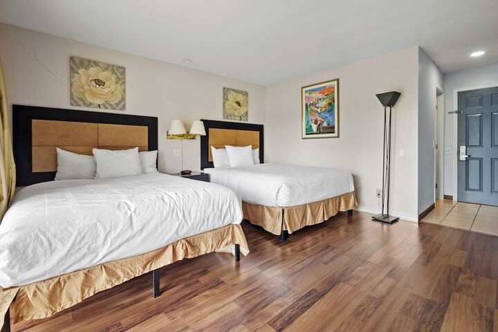 Basic 2 Queen Beds City View (9 of 12)