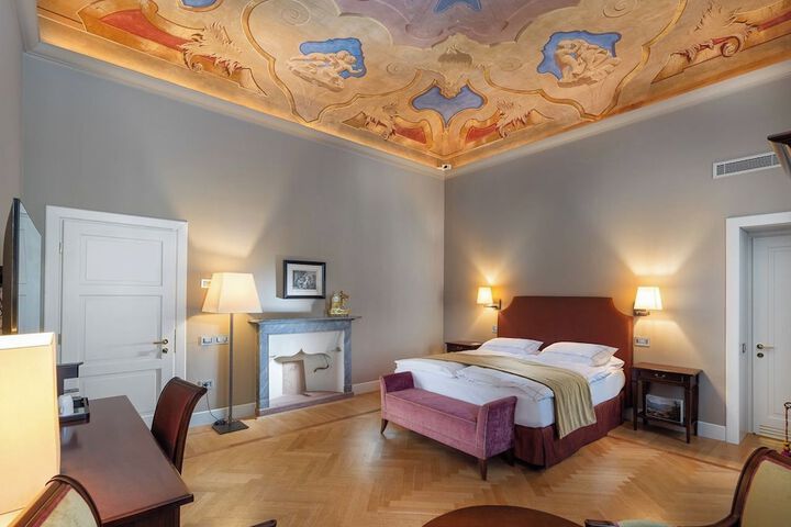 Room 18 of 48