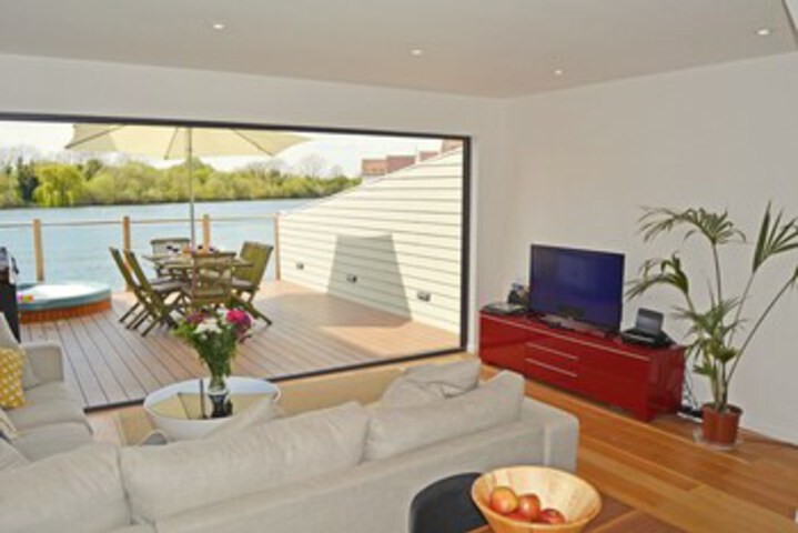 Stylish New England lakeside retreat in the Cotswold Water Park with h