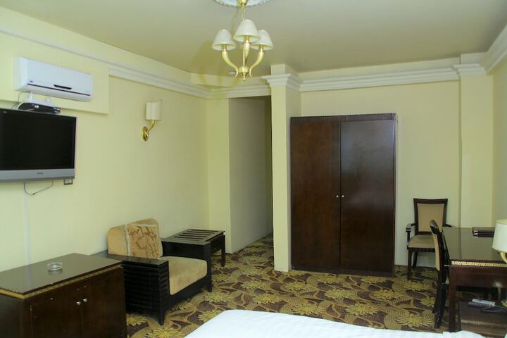 Room 12 of 66