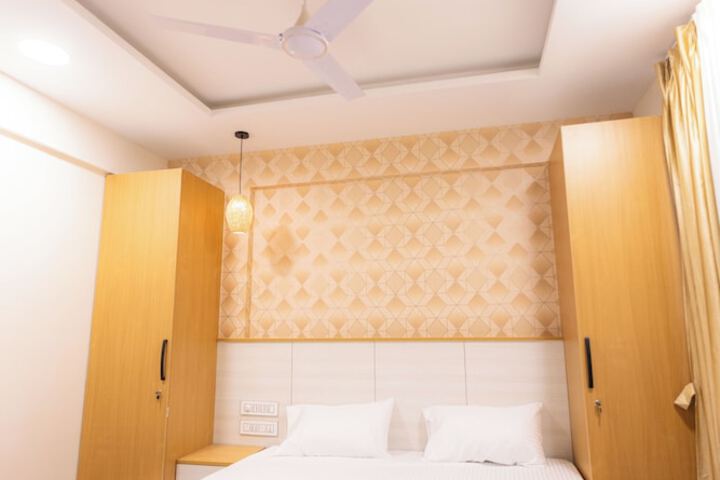 Room 2 of 32